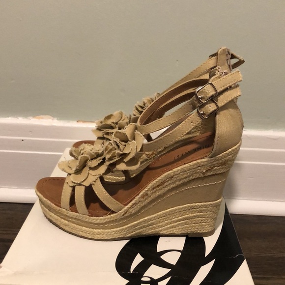 Nine West floral design wedges - Picture 7 of 9